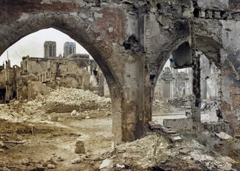 Tornen i katedralen Notre-Dame de Reims kan ses genom de skadade fönstren i en centralbyggnad, Frankrike, 3 april 1917 (autokrom)